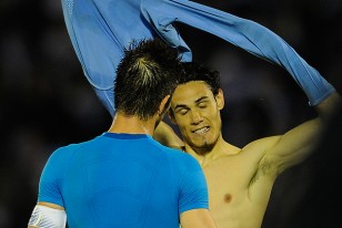 "Este grupo está compuesto por grandes hombres", comentó Edinson Cavani que intercambia camiseta con un jugador esloveno.