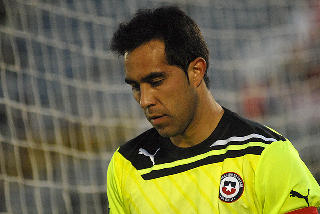 Claudio Bravo bajo los tres palos de Chile.