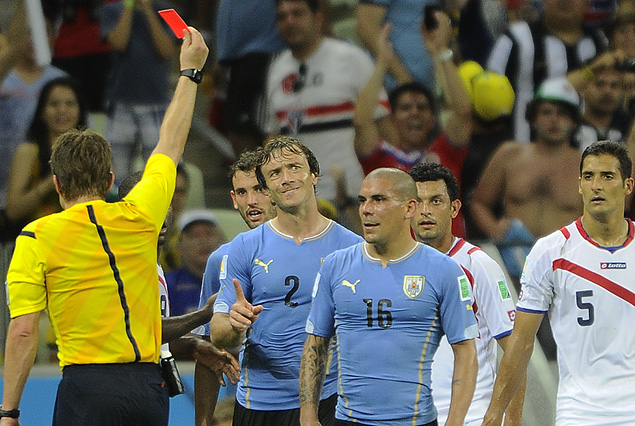 La expulsión de Maximiliano Pereira ante Costa Rica.