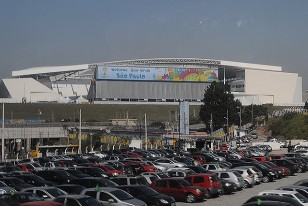 Desde el asiento trasero "Chelo" Ruíz Días fue quien divisó que volvíamos al Estadio de Itaquera (en la imagen) con lo que que quedaba demostrado que el otro taxista nos llevó en sentido totalmente contrario. En lugar de ir para el centro de San Pablo, tomó al revés, en sentido contrario, para más afuera...