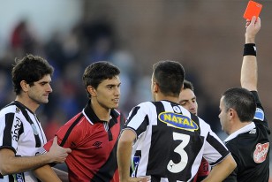 El zaguero Emiliano Velázquez en el instante de la tarjeta roja que mostró el árbitro Roberto Silvera.
