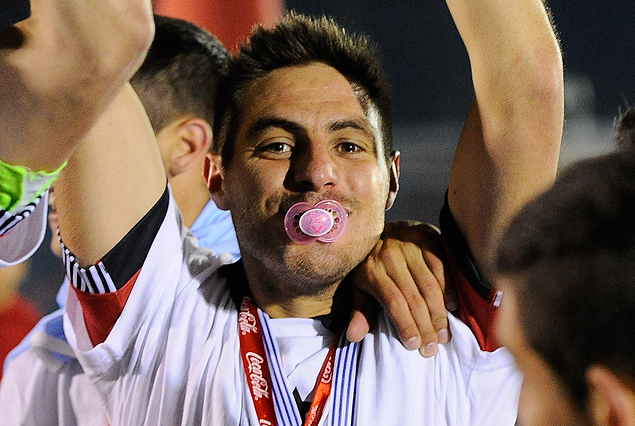 Bruno Fornaroli en la imagen del festejo con el chupete y las medallas.