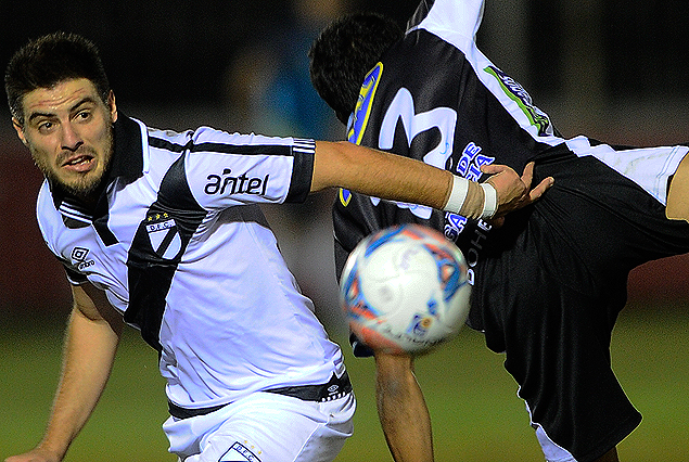 Bruno Fornaroli lucha por la pelota.