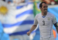 Diego Godín siendo capitán ante Italia en el Mundial Brasil 2014