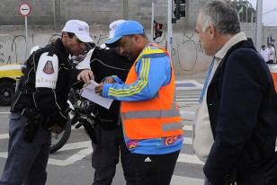 El "voluntario" de FIFA le muestra a la policía el libro oficial que nosotros teníamos y habíamos leído, donde se señalaba que a las 9.00 horas tenía que habilitarse la Sala de Prensa.