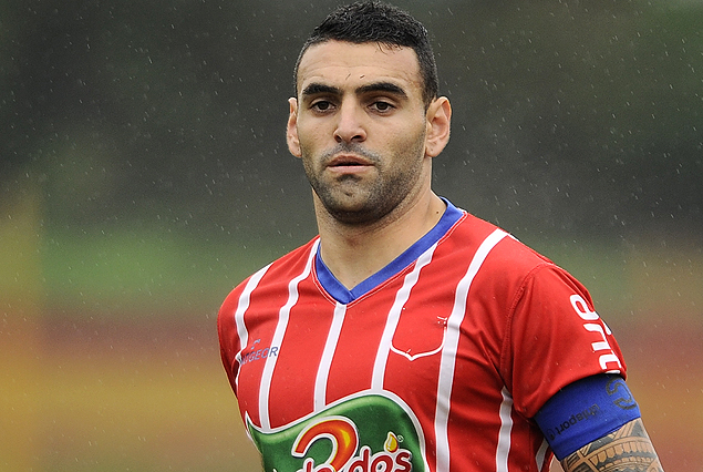 Guillermo Firpo en el mediocampo de Central Español.