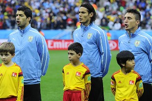 Luis Suárez, Edinson Cavani y Cristian Rodríguez cantan el himno uruguayo.