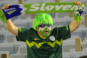 Un hincha esloveno todo de verde en la platea América.