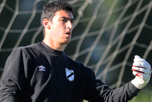 Salvador Ichazo en el arco de Danubio perfilado para la primera final del Campeonato Uruguayo.