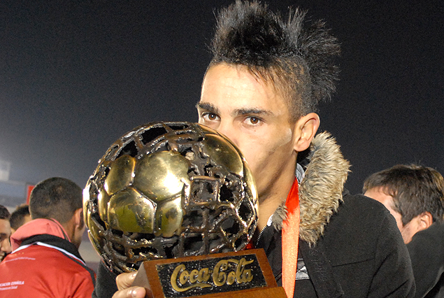 Jonathan Alvez besó la Copa Uruguaya en el festejo de Danubio.