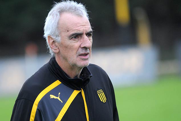 Jorge Fossati, el técnico de Peñarol, habló desde Solanas de la sanción a Luis Suárez. 
