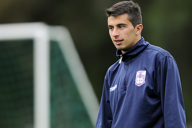 Leonardo Pais a la cancha en el violeta en la primera semifinal de la Copa.