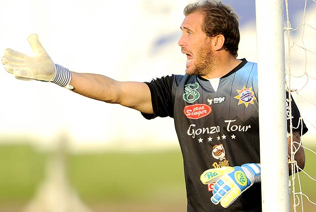 Martín Barlocco al arco de Atenas de San Carlos en primera.