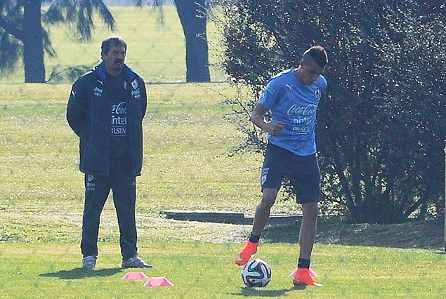José María Giménez en la cancha de césped natural con la pelota, en franca evolución, con la supervisión del fisioterapeuta Alfredo Montes.
