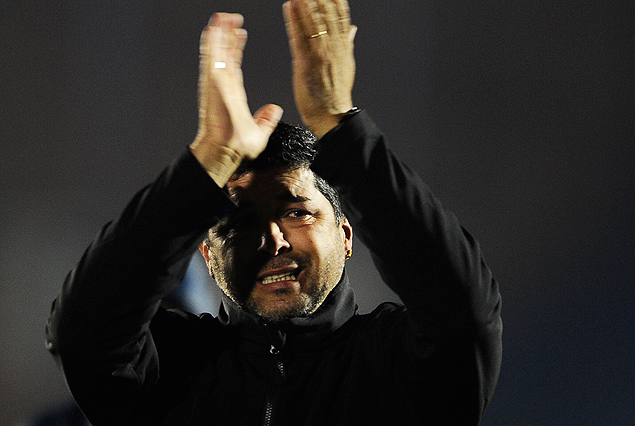 Leo Ramos, el técnico Campeón Uruguayo, aplaudió a los hinchas en la gloria de la consagración.