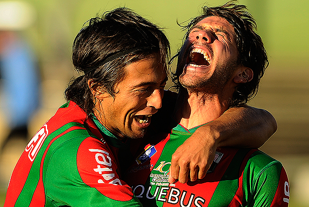 Alejandro Rodríguez y Sebastián Gularte se abrazaron a la alegría para convertir los goles del rojiverde: dos del goleador y uno del zaguero.