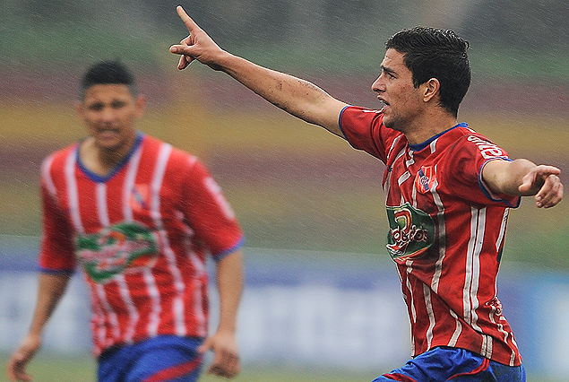 Ignacio Rivero festeja el gol de apertura para Central Español, que pasó a semifinales de los play off, tras golear 3:0 a Huracán. 