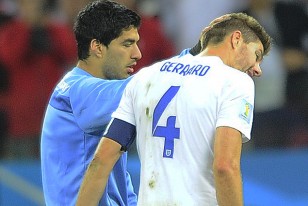 Suárez lleva su mano derecha a la cabeza de Gerrard,su apreciado compañero del Liverpool.
