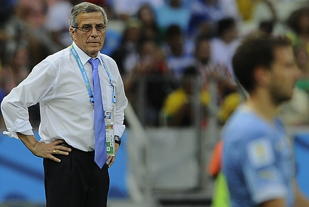 El Maestro Tabárez, entrenador de la Selección, en el desencanto de los celestes por la derrota con Costa Rica.