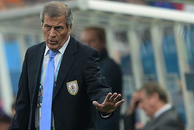 El Maestro Tabárez en la intensidad del partido pidiendo calma, el temple para la victoria. 
