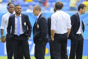 Los uruguayos en la cancha vestidos impecablemente de traje, camisa y corbata. Hasta en esto le ganaron a los italianos.