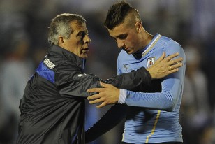 Oscar Tabárez saluda a José María Giménez que deja la cancha sentido. Sufrió leve esguince de tobillo derecho.