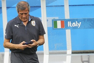 Tabárez esta tarde dispuesto a calar las gafas con el banco de suplentes de Italia atrás. En la conferencia de prensa, a pedido de un colega italiano, no dudó en "parlar" en la lengua del Dante...