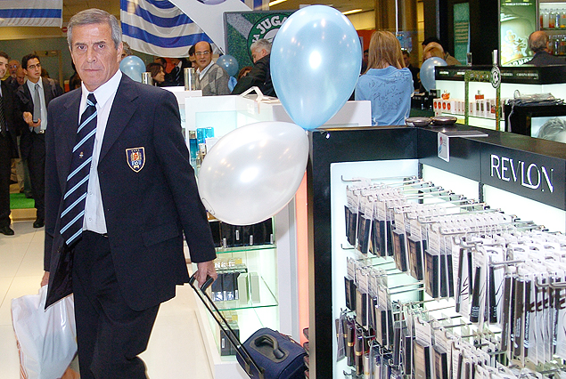 El Maestro Tabárez, el técnico de la Selección, en el embarque rumbo al mundial de Sudáfrica; el lunes vuela a la ilusión de una nueva Copa del mundo.