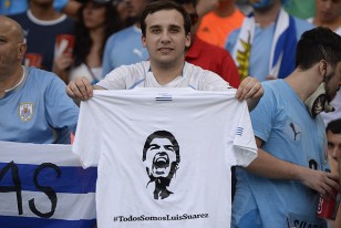 Se vieron también remeras con la cara de Suárez y los dientes.