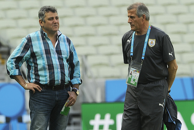 El Esc. Wilmar Valdez y Oscar Tabárez en la cancha del estadio Castelao de Fortaleza.