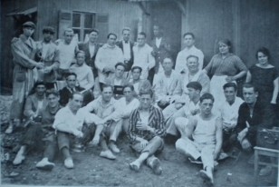 Los uruguayos en la Villa Olímpica. Era tan malas las condiciones de vida allí, que se fueron a un castillo alquilado.