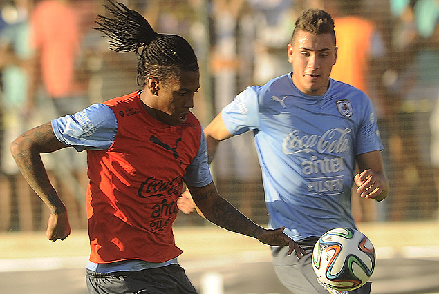 Abel Hernández y José María Giménez en el fútbol interno del entrenamiento vespertino.