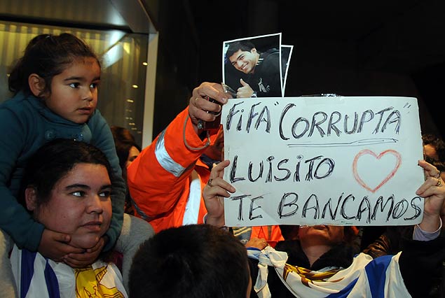 La reacción de los uruguayos por la sanción de la FIFA a Luis Suárez.