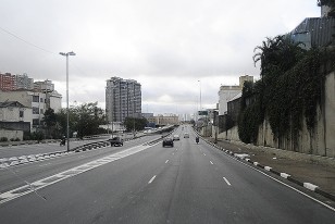 Desierta se encontraba ayer, jueves, la famosa Avda. 23 de mayo que corta al medio la ciudad de San Pablo. Normalmente, en horas de la mañana, se avanza a lomo de mula. Ayer, la Gobernación decretó feriado cuando hay partido en San Pablo, lo que disminuye totalmente el tránsito y desaparecen los "tapones".