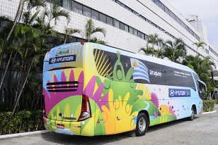 El ómnibus de Uruguay estacionado en la parte posterior del Hotel Marina Park, aguardando a la delegación que lo trasladará al mediodía para el Castelao.