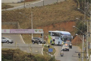 El ómnibus de Uruguay fuertemente custodiado, hoy camino al estadio Arena de Jacaré.