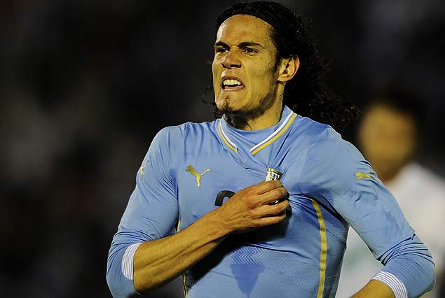Edinson Cavani, el "Matador", en el festejo del primer gol de corazón por la Celeste.