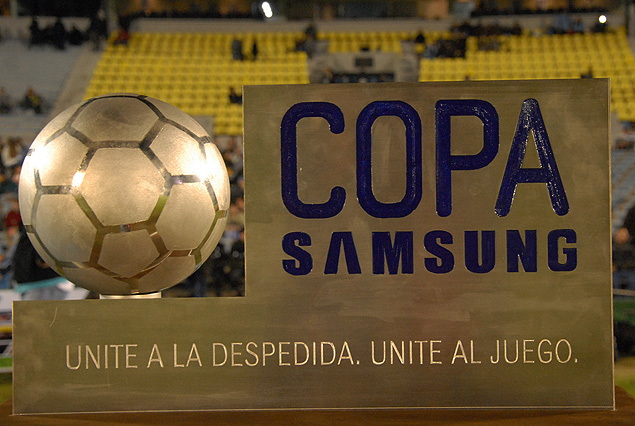 La Copa Samsung a un costado del campo de juego, delante de la tribuna América. ¿Será celeste?