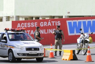 Policías y más policías esta mañana formaron parte del operativo militar para impedir acceso de periodistas a la práctica cerrada de hoy.