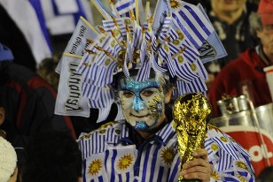 Un fanático celeste con la Copa del Mundo entre sus manos.