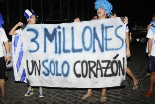 Hinchas uruguayos exhiben un cartel con una leyenda que nos involucra a todos.