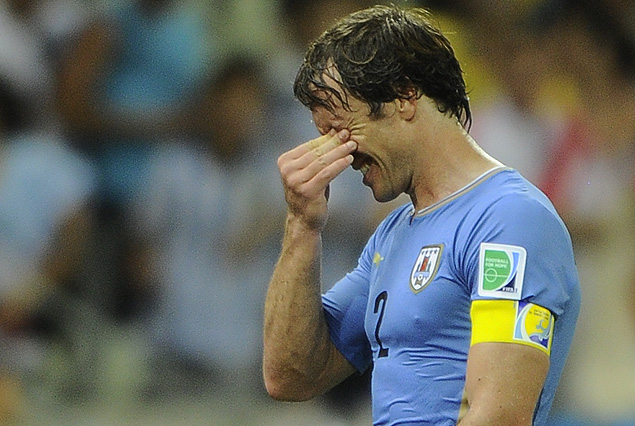 Diego Lugano en el final de lamento del capitán por la caída de Uruguay.
