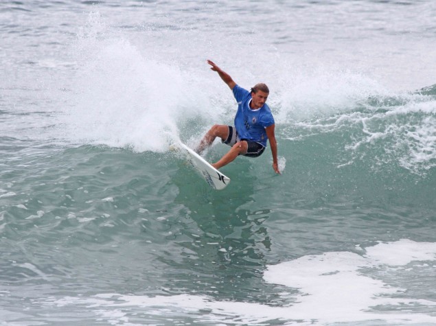 Apoyo incondicional: Lucas entrenando con la más linda en las olas de Playa Hermosa, Costa Rica.