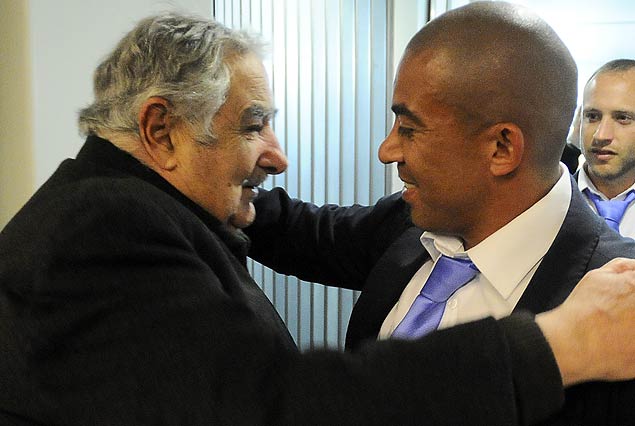 El Presidente de la República, José Mujica y el apretado abrazo de bienvenida a Egidio Arévalo Ríos.