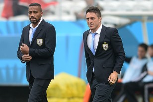 Alvaro Pereira y Cristian Rodríguez, titulares en Uruguay, impecablemente vestidos al entrar a la cancha en San Pablo.