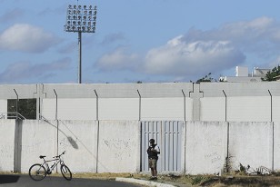 Este era el lugar que encontramos para ver el entrenamiento. Conseguimos una especie de escalera desde donde veríamos toda la cancha. Aquí ya está el policía destacado para impedir nuestro acceso.