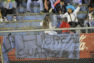 "Fuerza Suárez", la leyenda en la bandera que apareció en apoyo al goleador celeste.