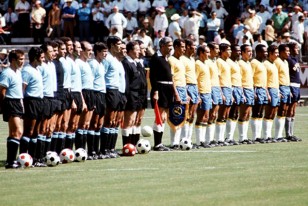 Uruguay, los jueces y Brasil posan para los fotógrafos en Guadalajara mientras se interpretan los himnos. El partido debió jugarse en la altura de México DF.