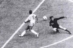 En ese partido de Guadalajara, Pelé jugando en el segundo tiempo como No. 10 porque allí estaba la sombra. inventó esta jugada ante Mazurkiewicz que no terminó el gol. Dejó pasar la pelota por la derecha, la fue a buscar por la izquierda, remató solo con el arco vacío y la tiró afuera.