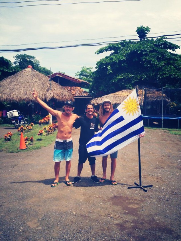 Celestes en Costa Rica: Lucas y Santiago junto a Claudio Piaggio (centro), viviendo el Mundial en el país tico.